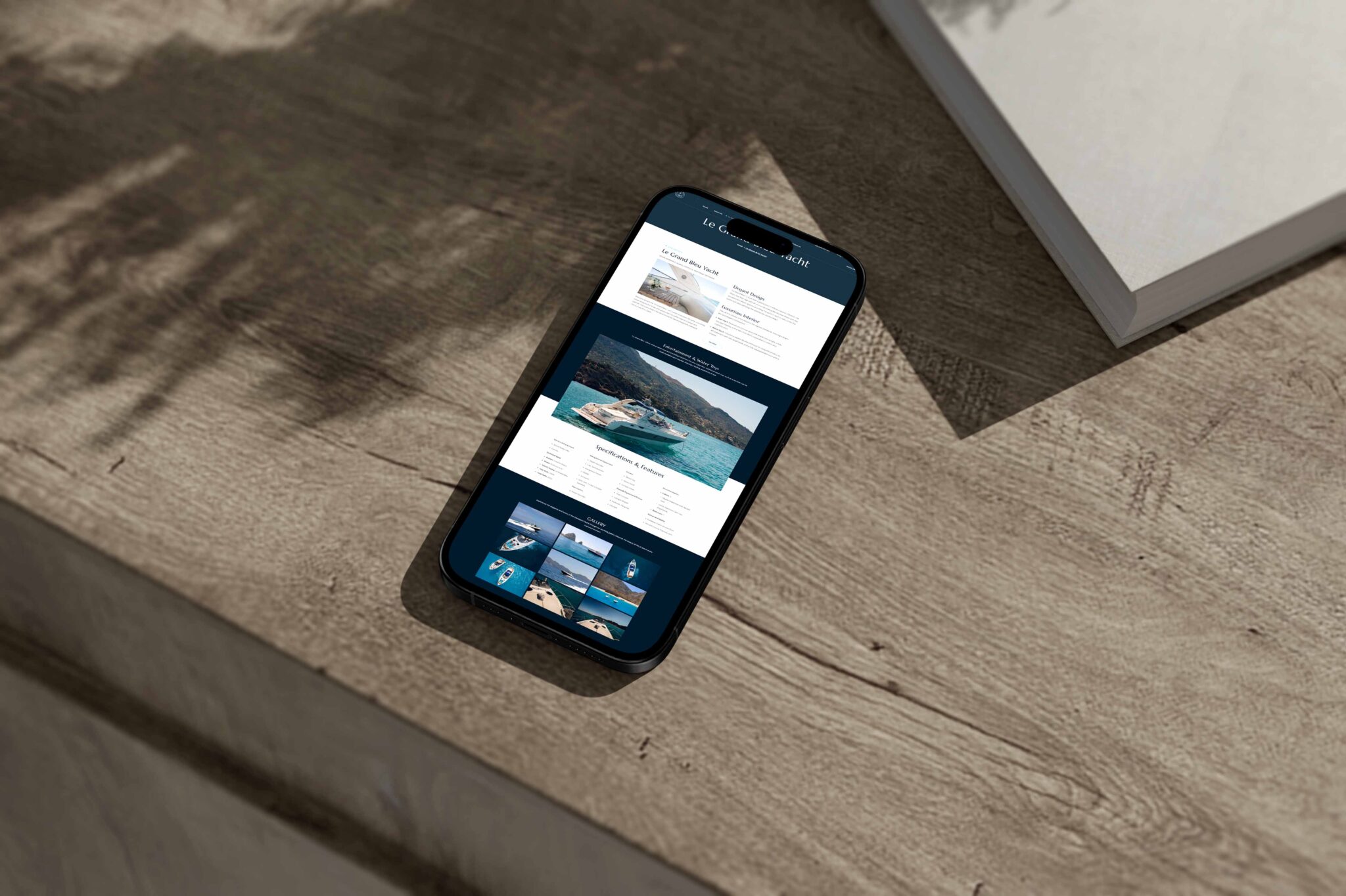 Yacht booking website mockup σε κινητό