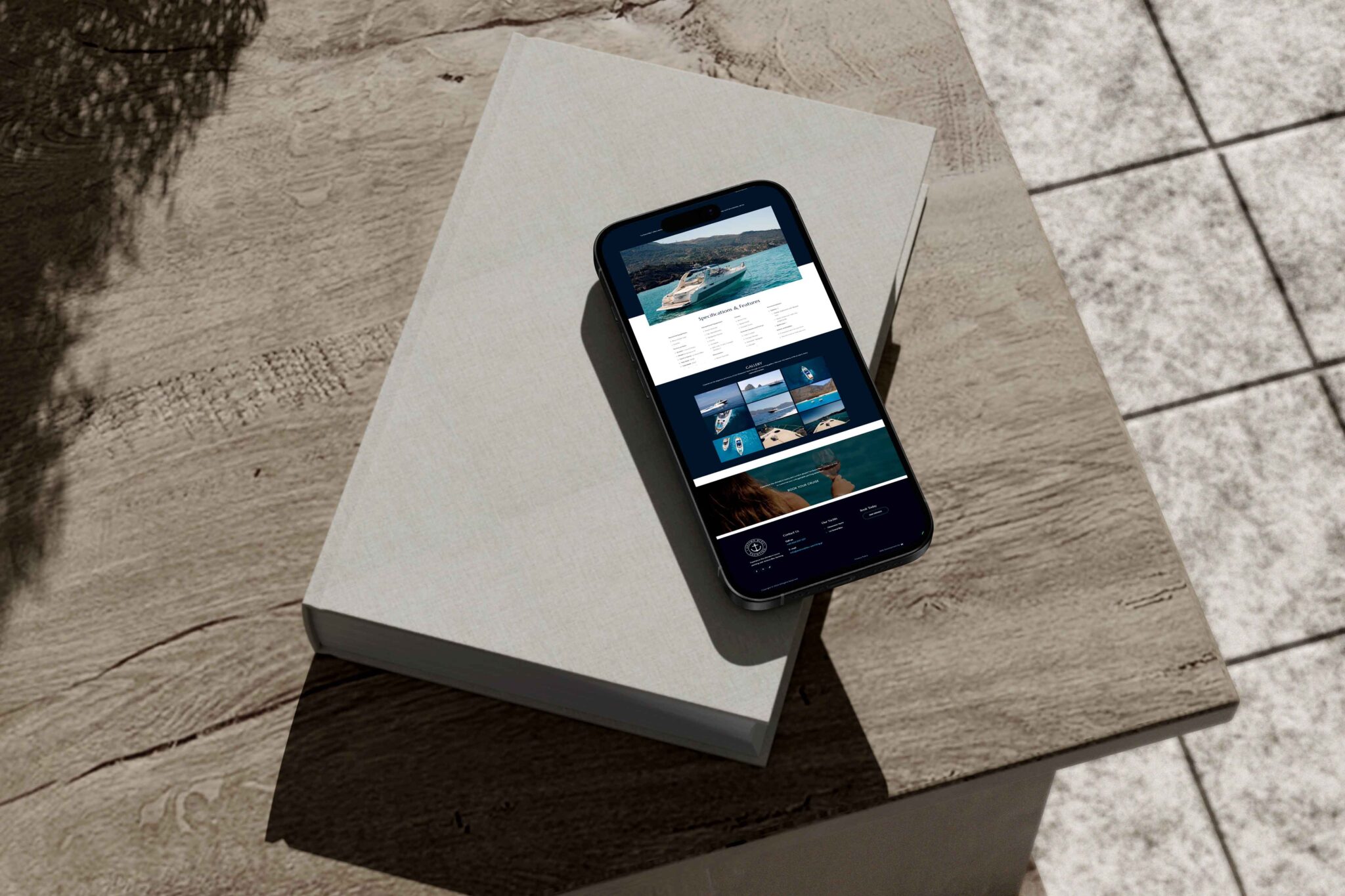 Minimal web design για yachting services σε κινητό